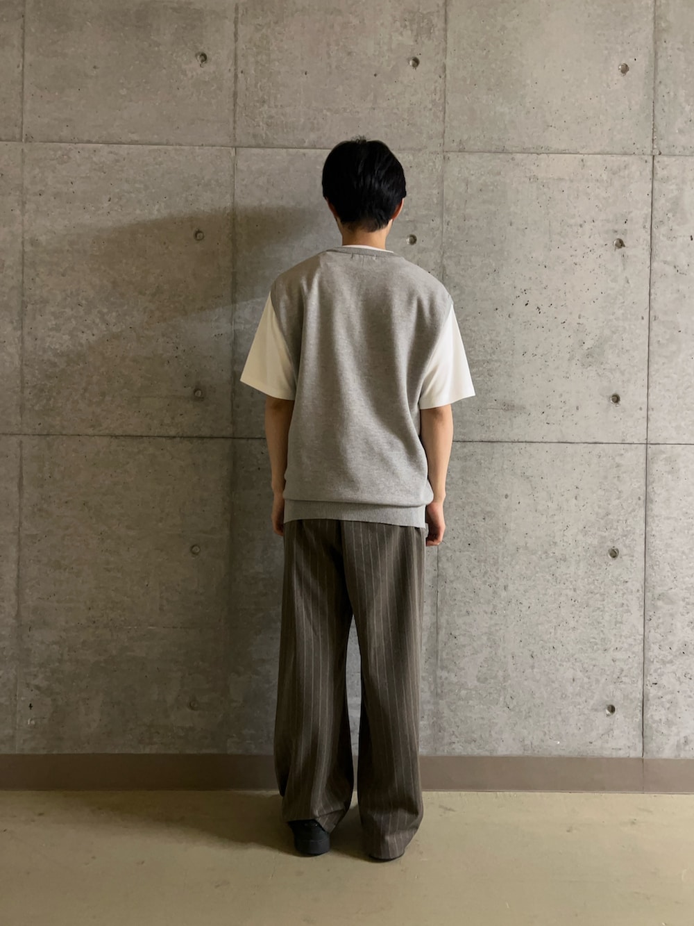 ホワイト系のTシャツ/カットソー、グレー系のベスト、ブラウン系のその他パンツを着用したメンズの夏コーディネートの3枚目の写真
