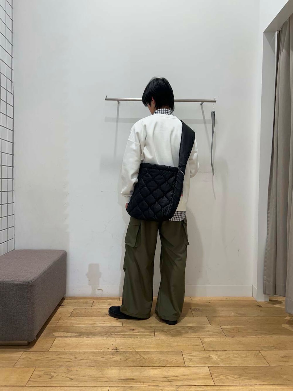 ブラック系のショルダーバッグ、グリーン系のその他パンツ、ホワイト系のシャツ/ブラウスを着用したメンズの春コーディネートの3枚目の写真