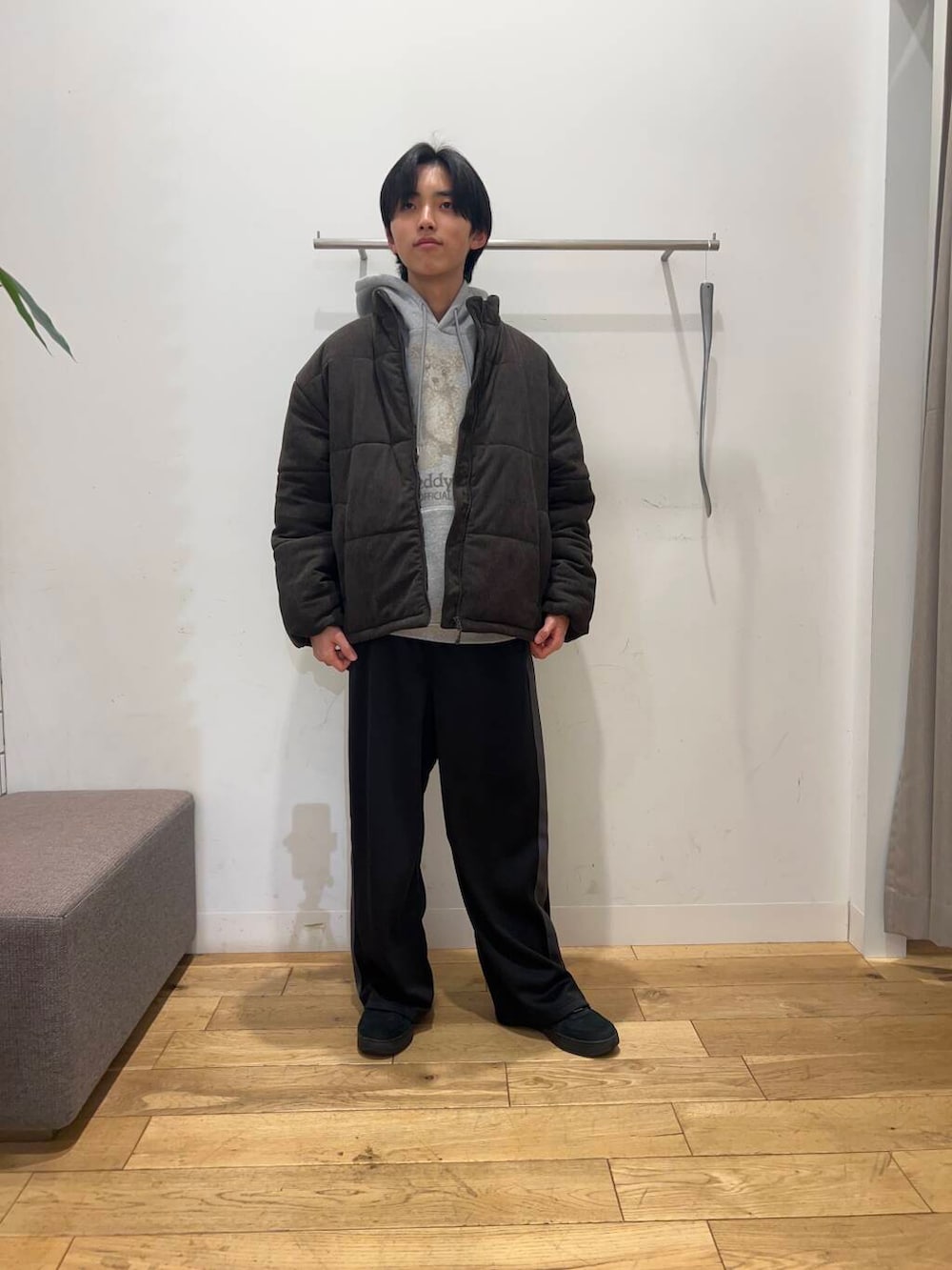 グレー系のダウンジャケット/コート、グレー系のスウェット、ブラック系のその他パンツを着用したメンズの冬コーディネートの2枚目の写真