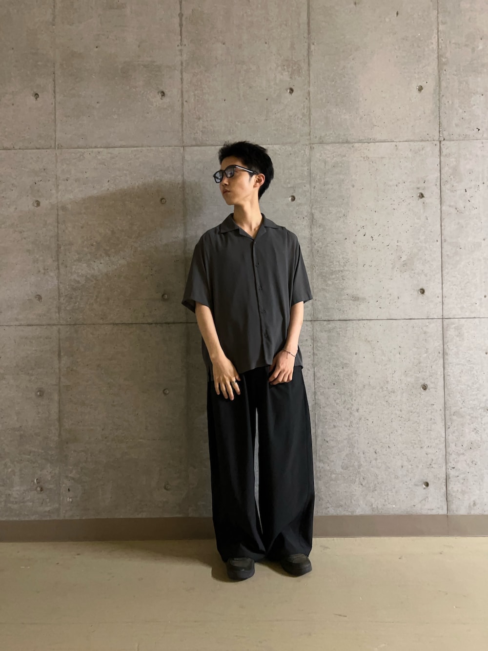 ブラック系のその他パンツ、グレー系のタンクトップ、グレー系のシャツ/ブラウスを着用したメンズの夏コーディネートの2枚目の写真
