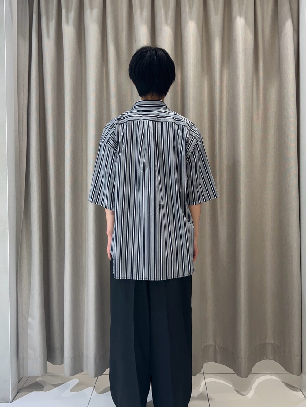 ホワイト系のTシャツ/カットソー、その他のシャツ/ブラウス、ブラック系のその他パンツを着用したメンズの夏コーディネートの3枚目の写真