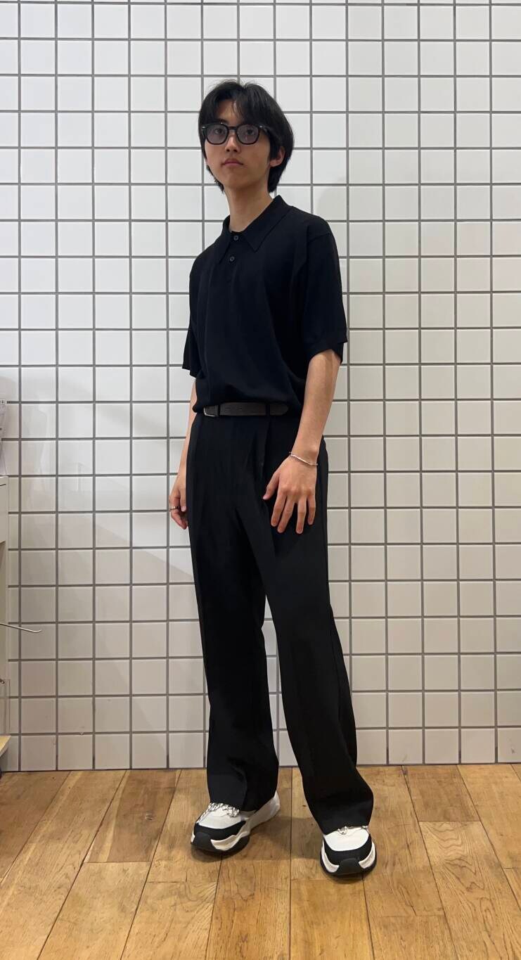 ブラック系のニット/セーター、ブラック系のその他パンツ、シルバー系のブレスレットを着用したメンズの夏コーディネートの2枚目の写真