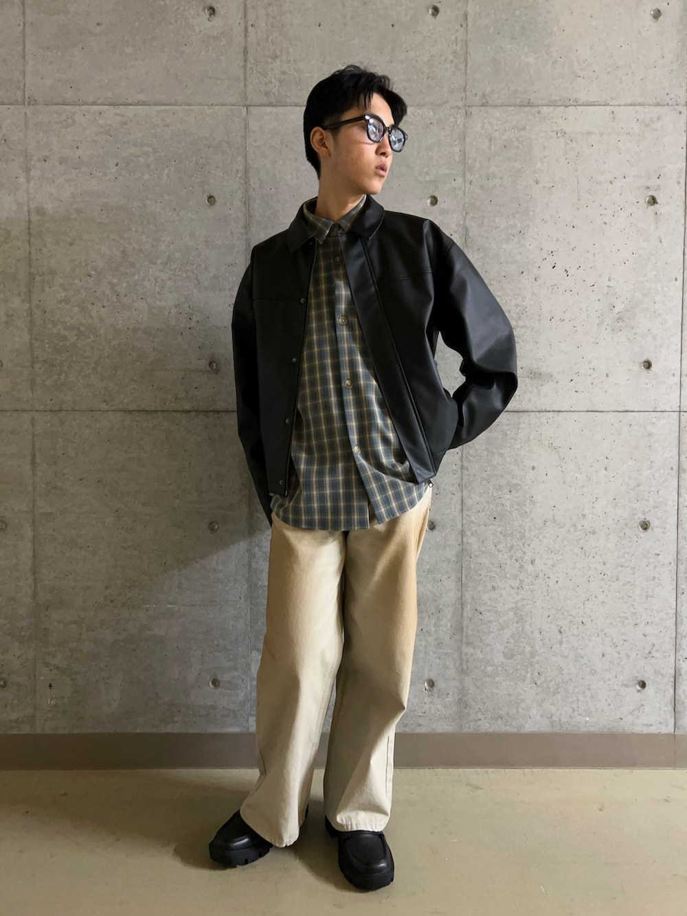 グリーン系のデニムパンツ、ブルー系のシャツ/ブラウス、ブラック系のブルゾンを着用したメンズの冬コーディネートの2枚目の写真