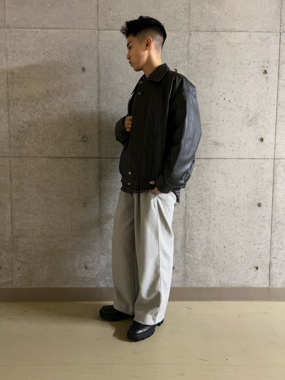 グレー系のその他パンツ、ブルー系のシャツ/ブラウス、ブラック系のニット/セーターを着用したメンズの秋コーディネートの6枚目の写真