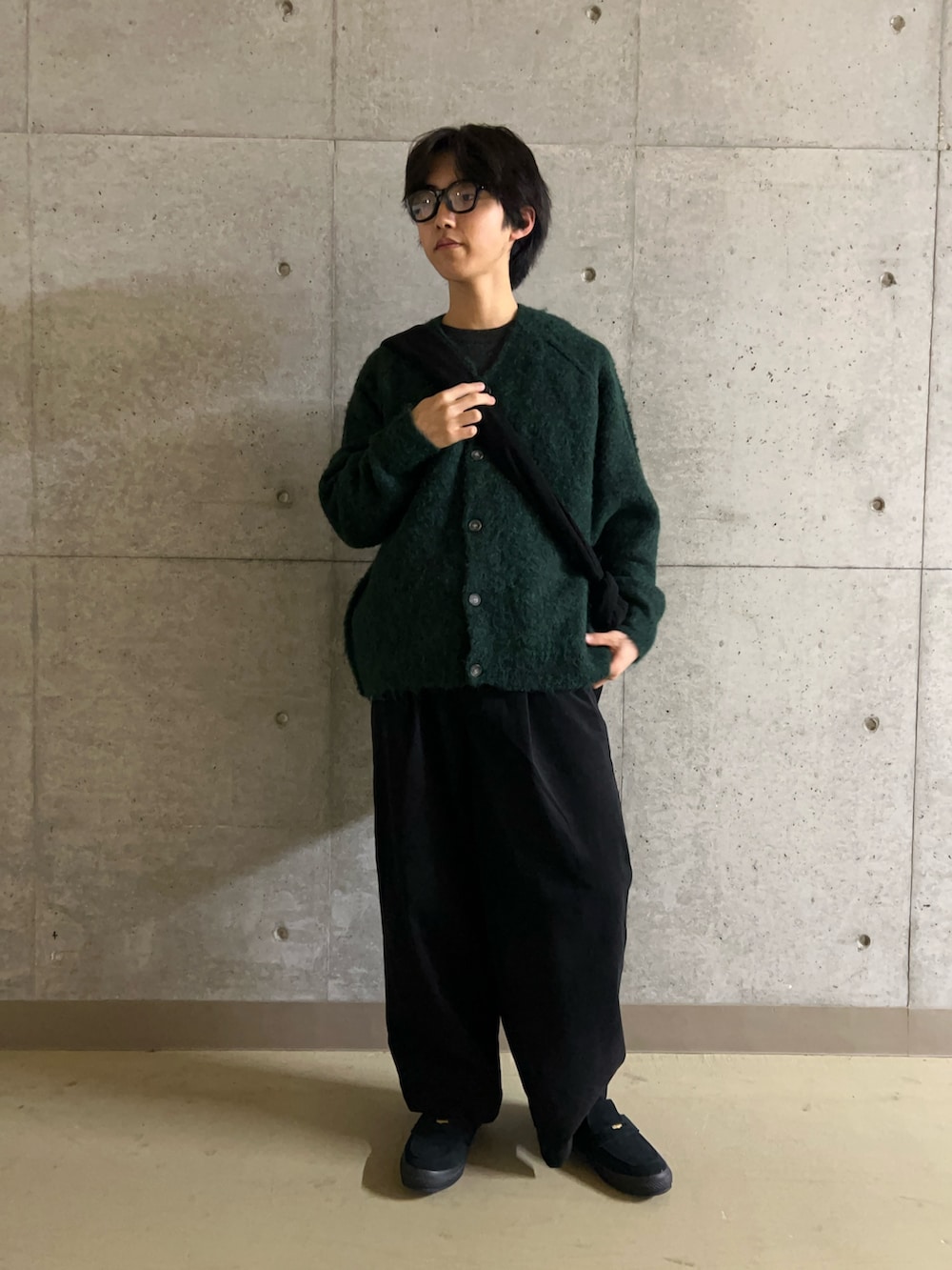 グリーン系のカーディガン/ボレロ、ブラック系のローファー、ブラック系のその他パンツを着用したメンズの秋コーディネートの3枚目の写真