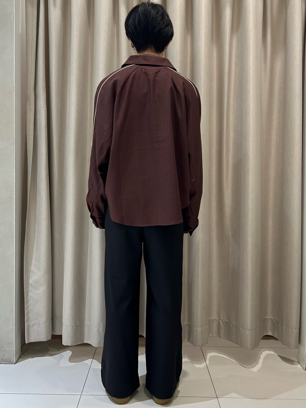 オレンジ系のシャツ/ブラウス、ブラック系のシャツ/ブラウス、ブラック系のその他パンツを着用したメンズの秋コーディネートの4枚目の写真