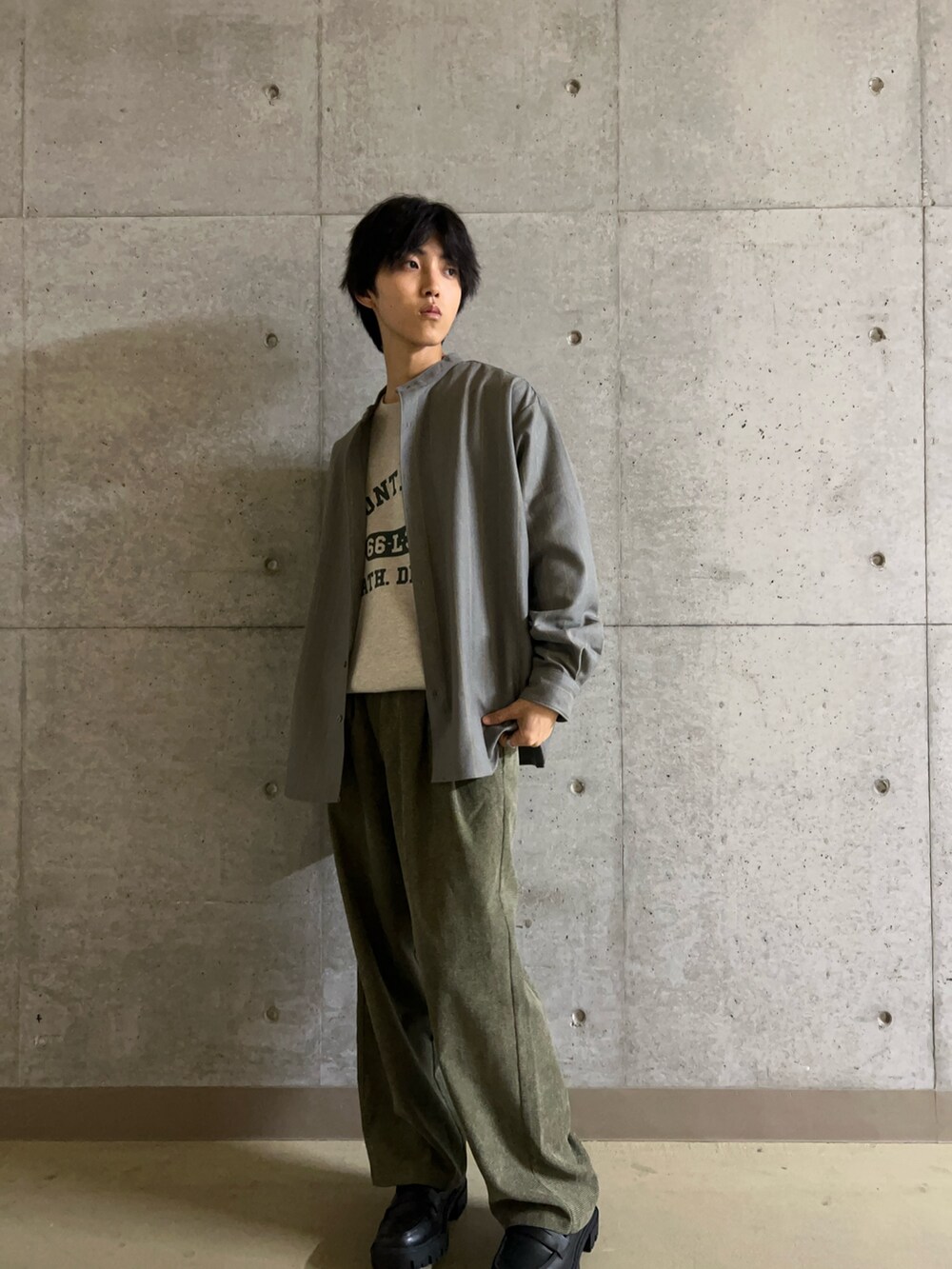 ブルー系のその他パンツ、グレー系のシャツ/ブラウス、グレー系のニット/セーターを着用したメンズの秋コーディネートの2枚目の写真