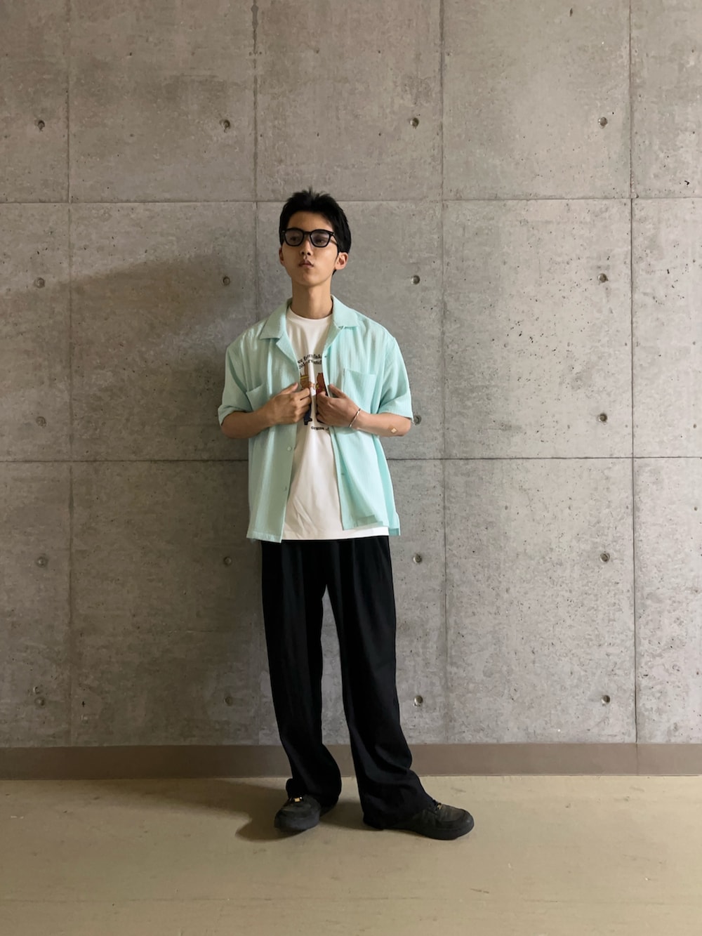 ブルー系のシャツ/ブラウス、ホワイト系のTシャツ/カットソー、ブラック系のその他パンツを着用したメンズの夏コーディネートの3枚目の写真