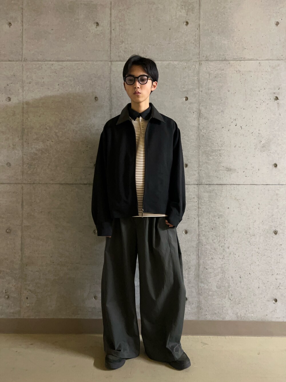 グレー系のシャツ/ブラウス、ホワイト系のTシャツ/カットソー、グレー系のその他パンツを着用したメンズの冬コーディネートの2枚目の写真