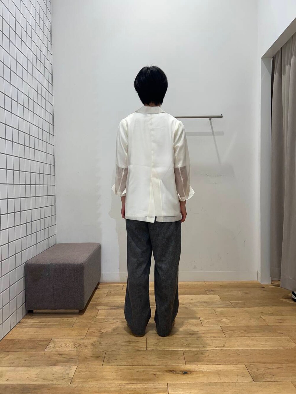 ブラック系のスニーカー、ホワイト系のその他アウター、ホワイト系のTシャツ/カットソーを着用したメンズの夏コーディネートの3枚目の写真