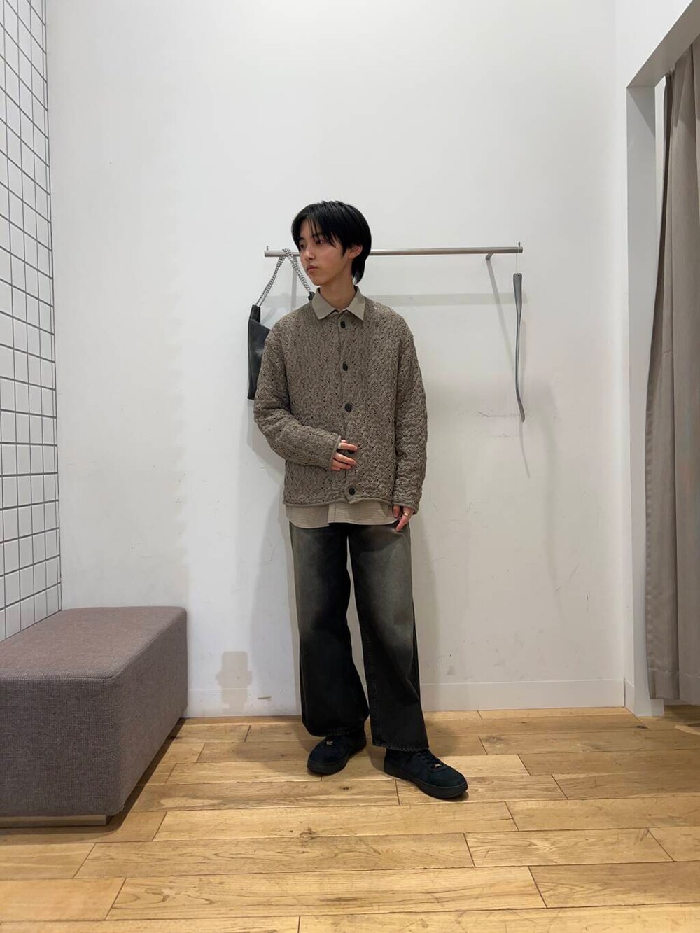 ベージュ系のシャツ/ブラウス、ブラウン系のカーディガン/ボレロ、ブラック系のデニムパンツを着用したメンズの冬コーディネートの5枚目の写真