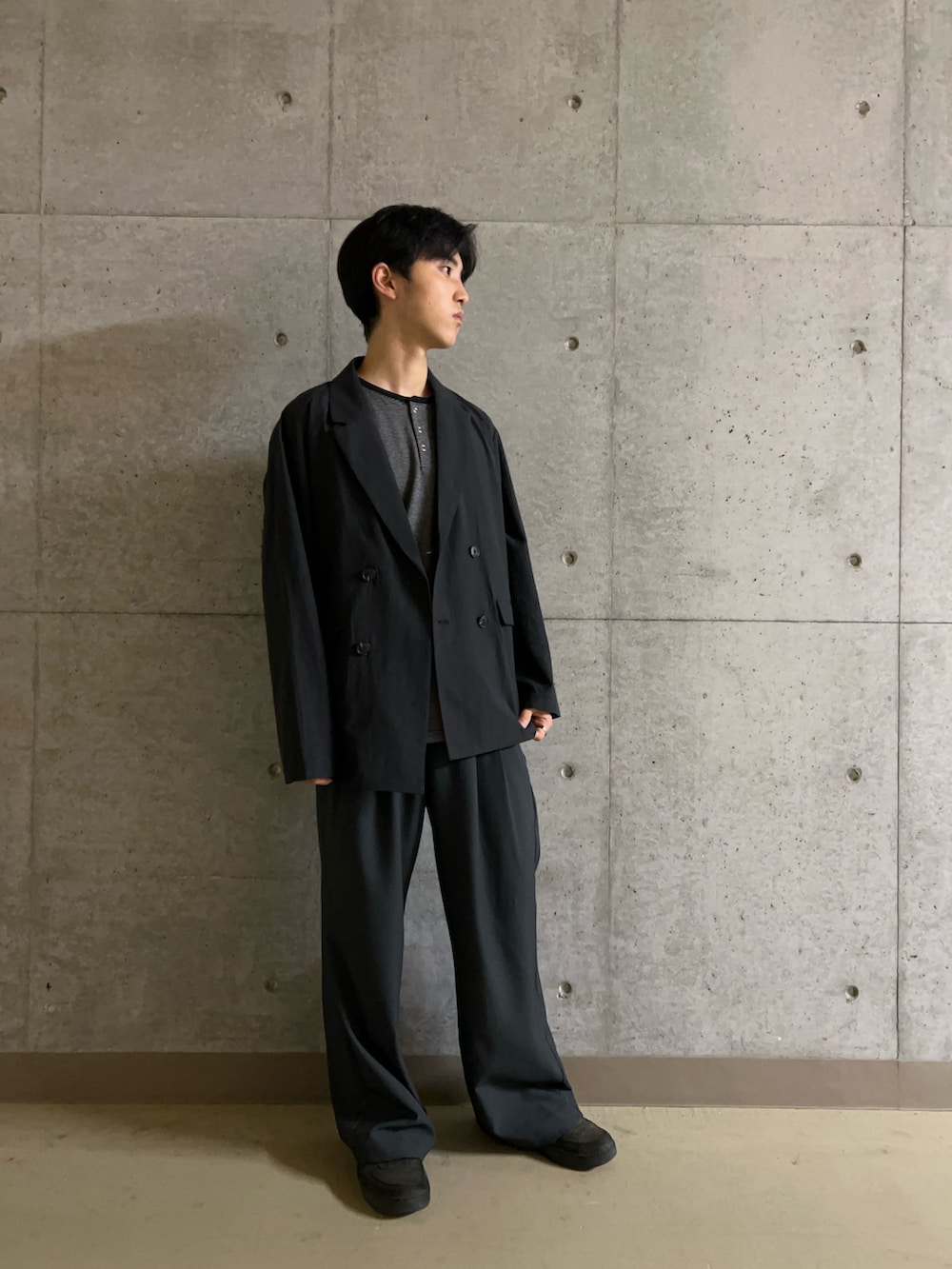 グレー系のその他パンツ、ブラック系のその他アウター、ブラック系のタンクトップを着用したメンズの春コーディネートの3枚目の写真