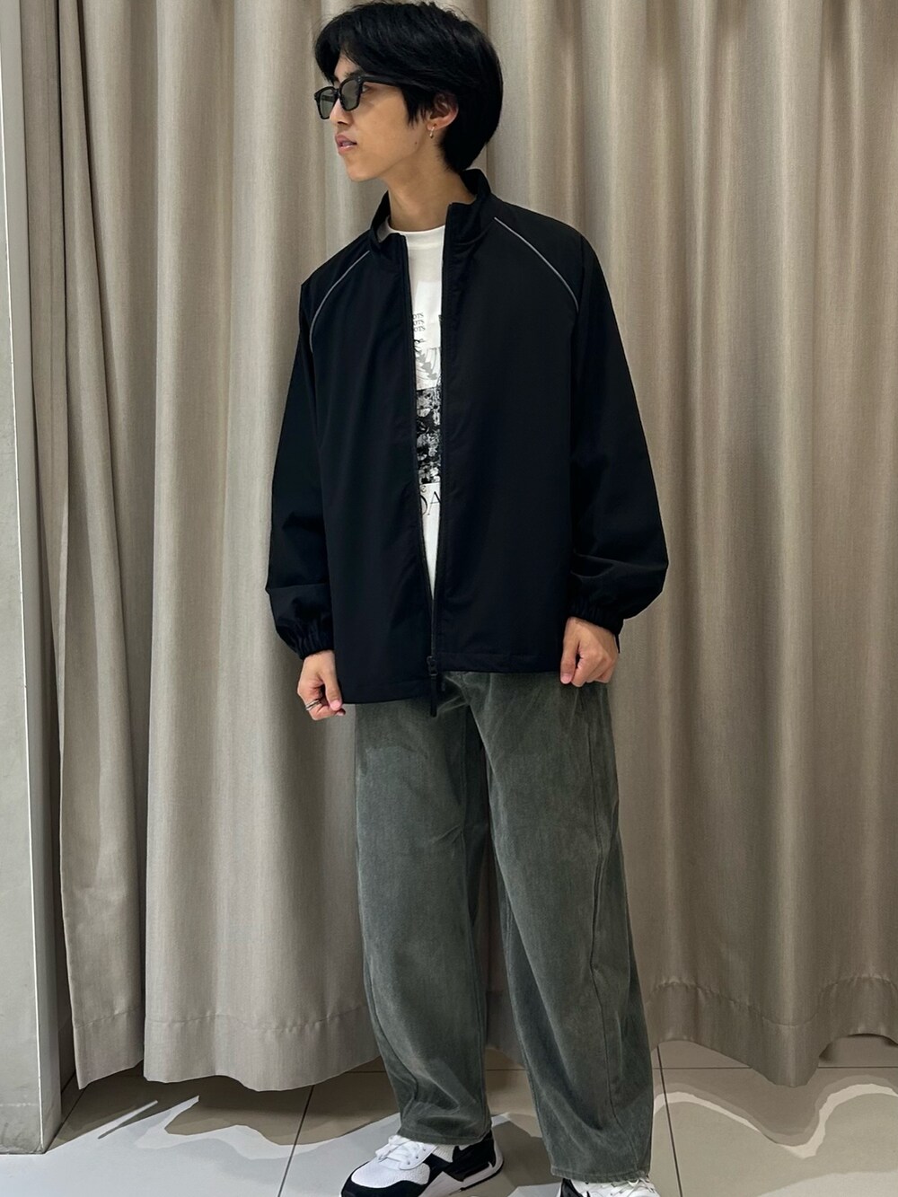 ブラック系のブルゾン、ブラック系のTシャツ/カットソー、グリーン系のその他パンツを着用したメンズの秋コーディネートの2枚目の写真