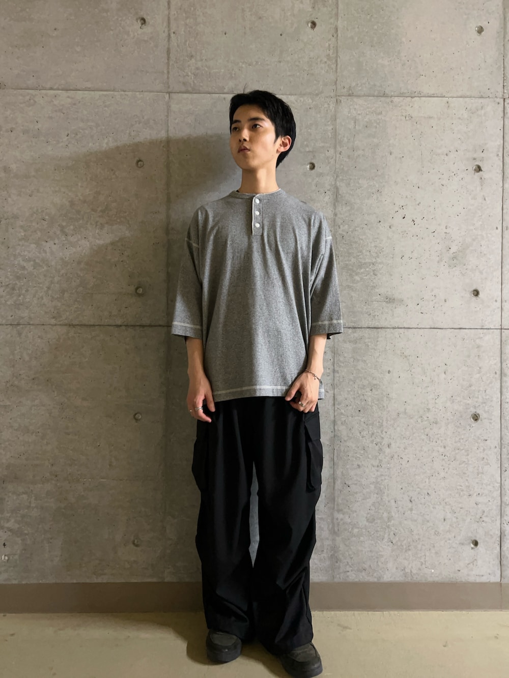 グレー系のTシャツ/カットソー、ブラック系のその他パンツを着用したメンズの夏コーディネートの2枚目の写真