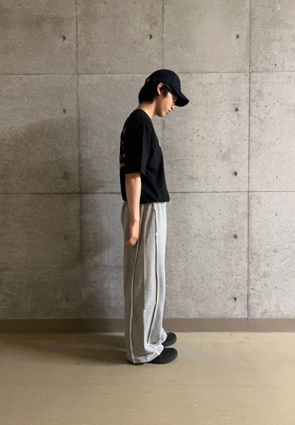 グレー系のその他パンツ、ブラック系のTシャツ/カットソーを着用したメンズの夏コーディネートの4枚目の写真