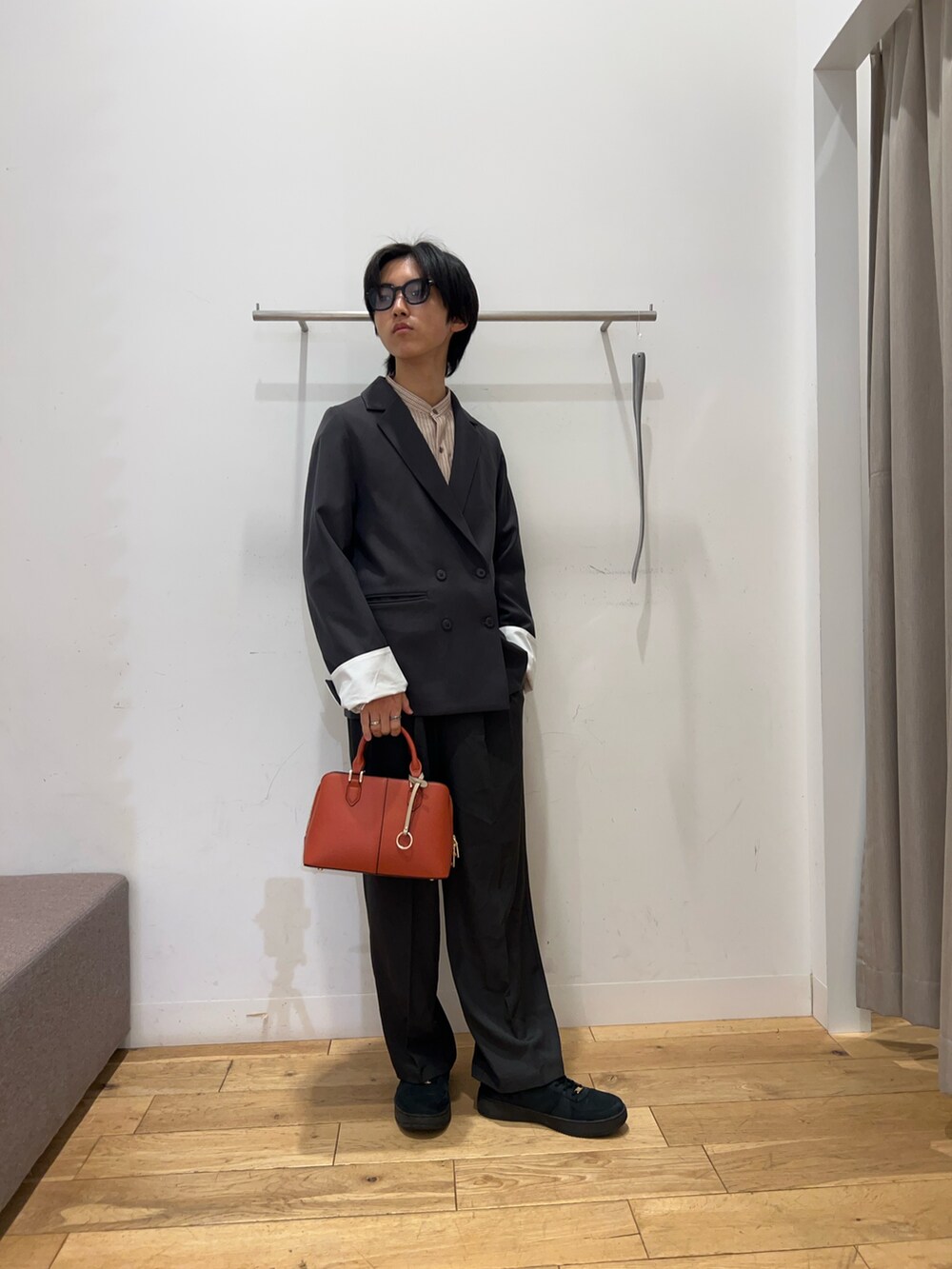 ベージュ系のシャツ/ブラウス、グレー系のテーラードジャケット、グレー系のその他パンツを着用したメンズの冬コーディネートの2枚目の写真