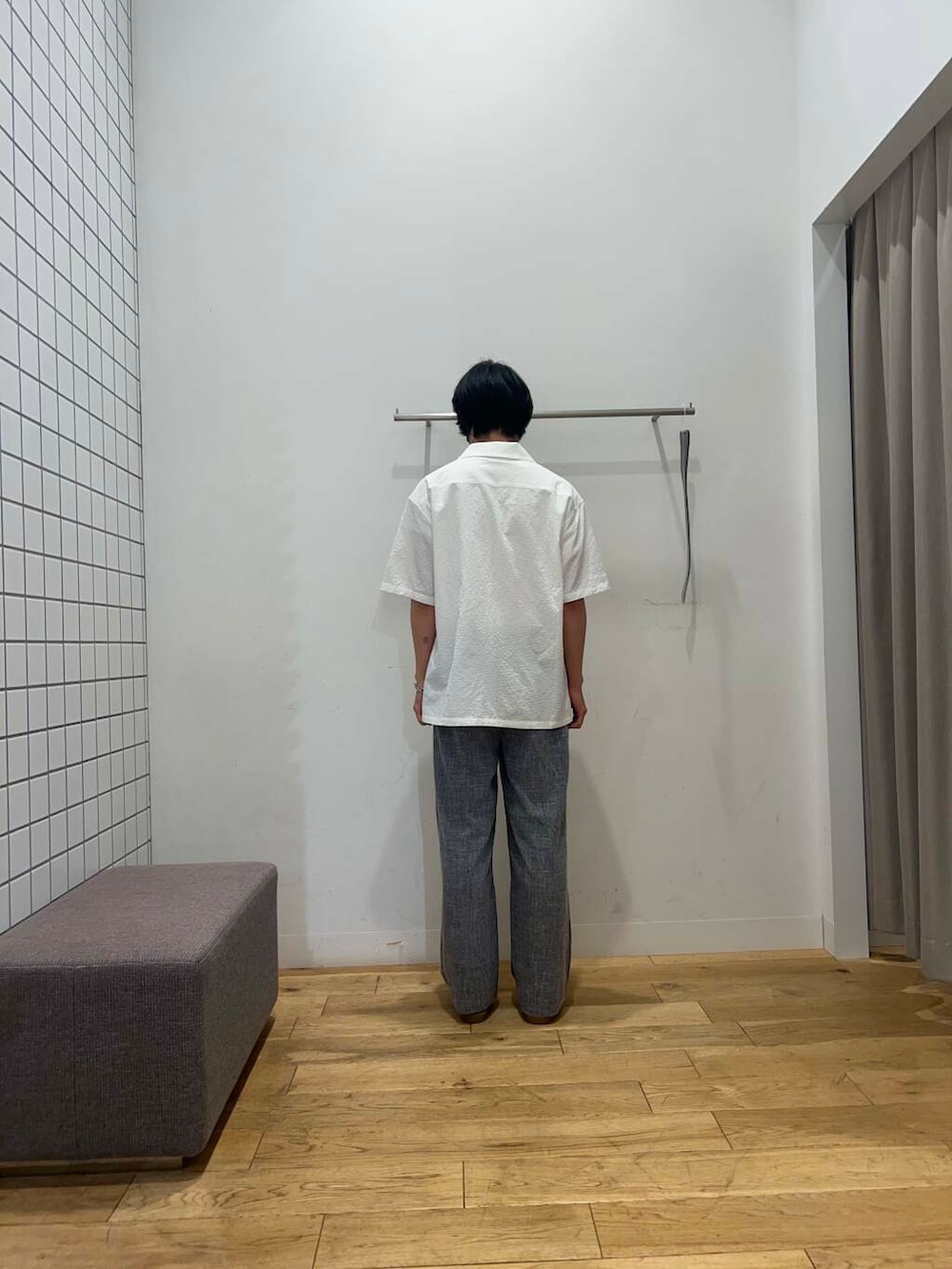 ブラック系のスニーカー、ホワイト系のシャツ/ブラウス、ブルー系のその他パンツを着用したメンズの夏コーディネートの3枚目の写真