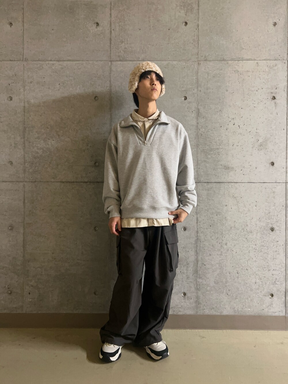 ブラウン系のその他パンツ、ベージュ系のシャツ/ブラウス、グレー系のスウェットを着用したメンズの秋コーディネートの3枚目の写真