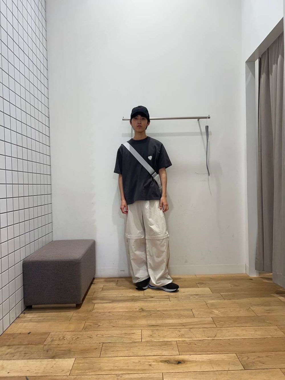 グレー系のTシャツ/カットソー、ベージュ系のその他パンツ、ブラック系のキャップを着用したメンズの春コーディネートの3枚目の写真