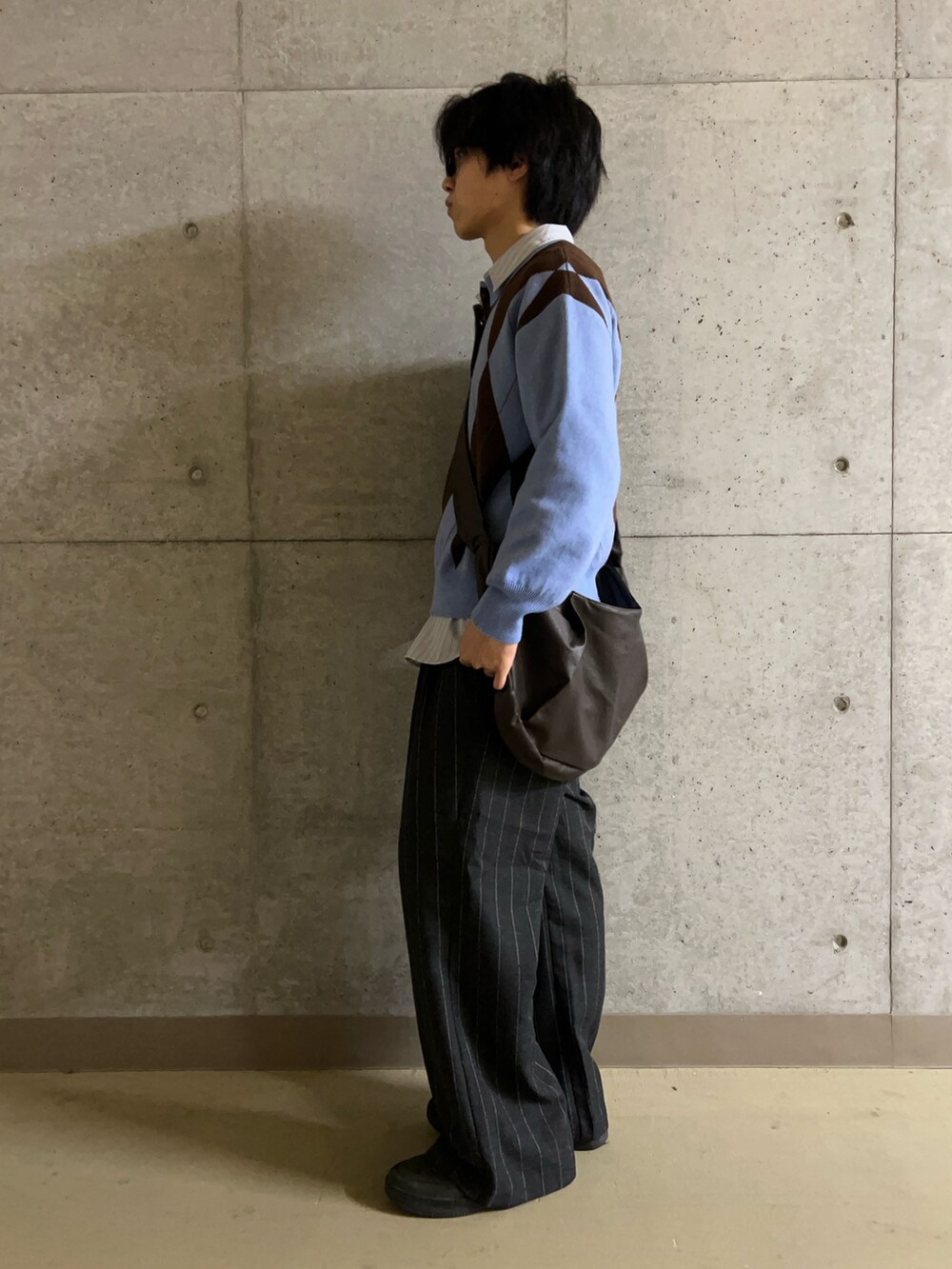 ブルー系のシャツ/ブラウス、ブルー系のニット/セーター、ブラック系のその他パンツを着用したメンズの秋コーディネートの4枚目の写真