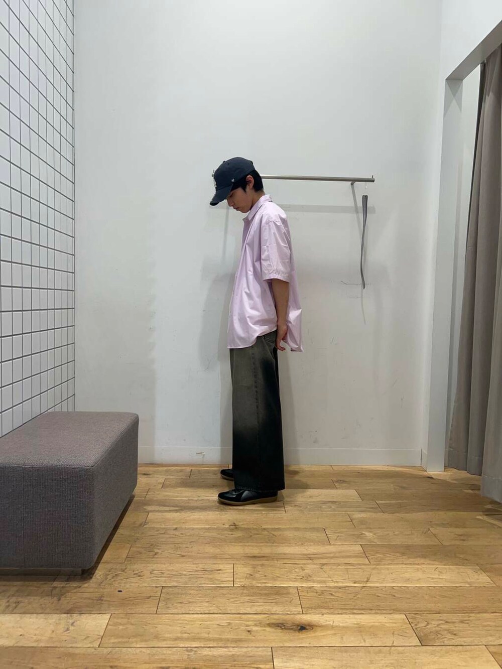 ブラック系のスニーカー、ホワイト系のTシャツ/カットソー、ブラック系のデニムパンツを着用したメンズの春コーディネートの3枚目の写真