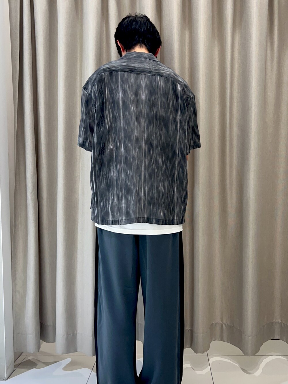 ホワイト系のタンクトップ、その他のシャツ/ブラウス、その他のその他パンツを着用したメンズの夏コーディネートの3枚目の写真