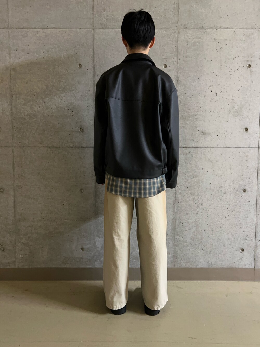 グリーン系のデニムパンツ、ブルー系のシャツ/ブラウス、ブラック系のブルゾンを着用したメンズの冬コーディネートの4枚目の写真