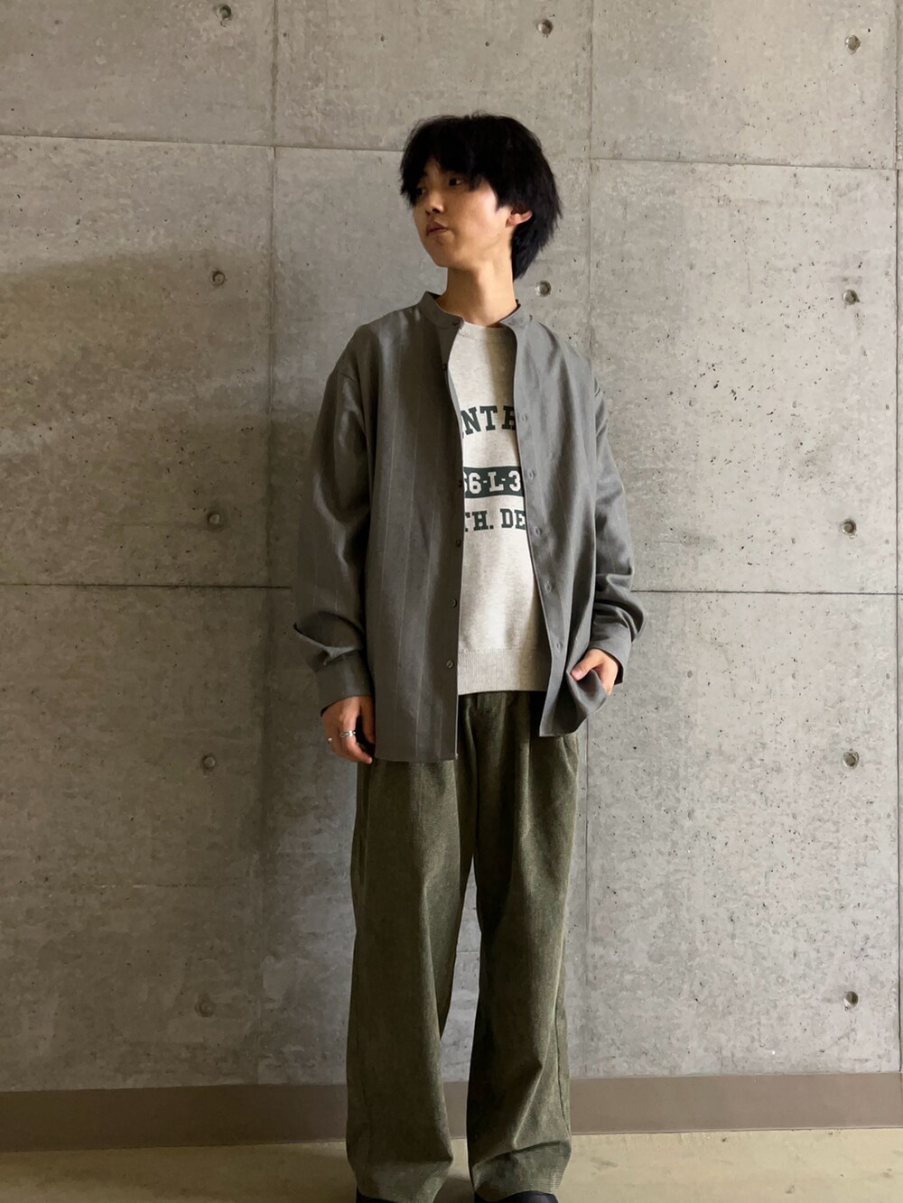 ブルー系のその他パンツ、グレー系のシャツ/ブラウス、グレー系のニット/セーターを着用したメンズの秋コーディネートの3枚目の写真