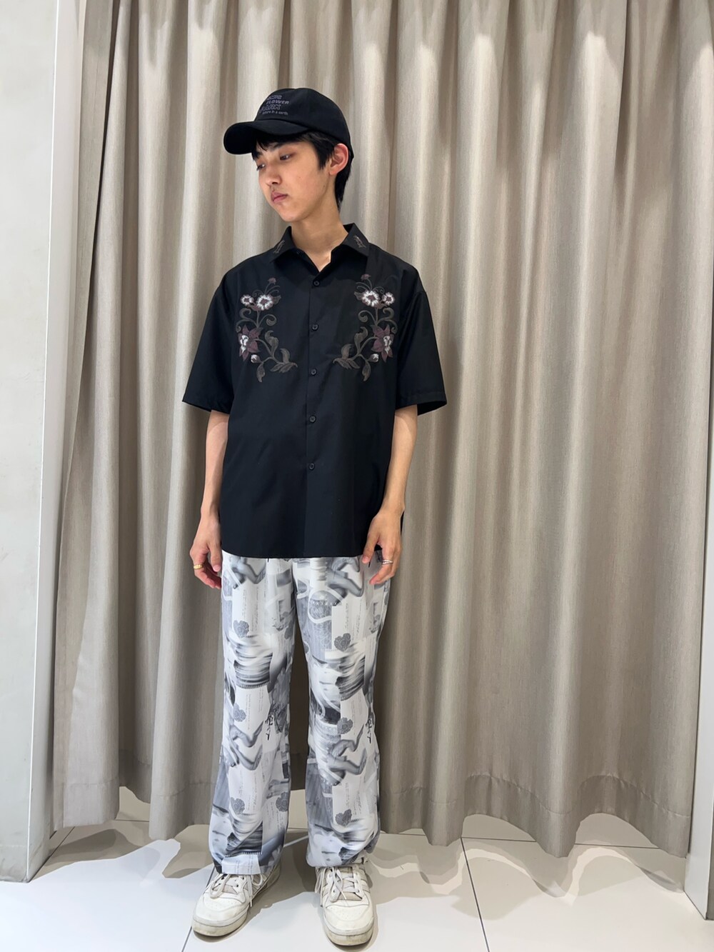 ブラック系のシャツ/ブラウス、その他のその他パンツ、ブラック系のキャップを着用したメンズの夏コーディネートの2枚目の写真