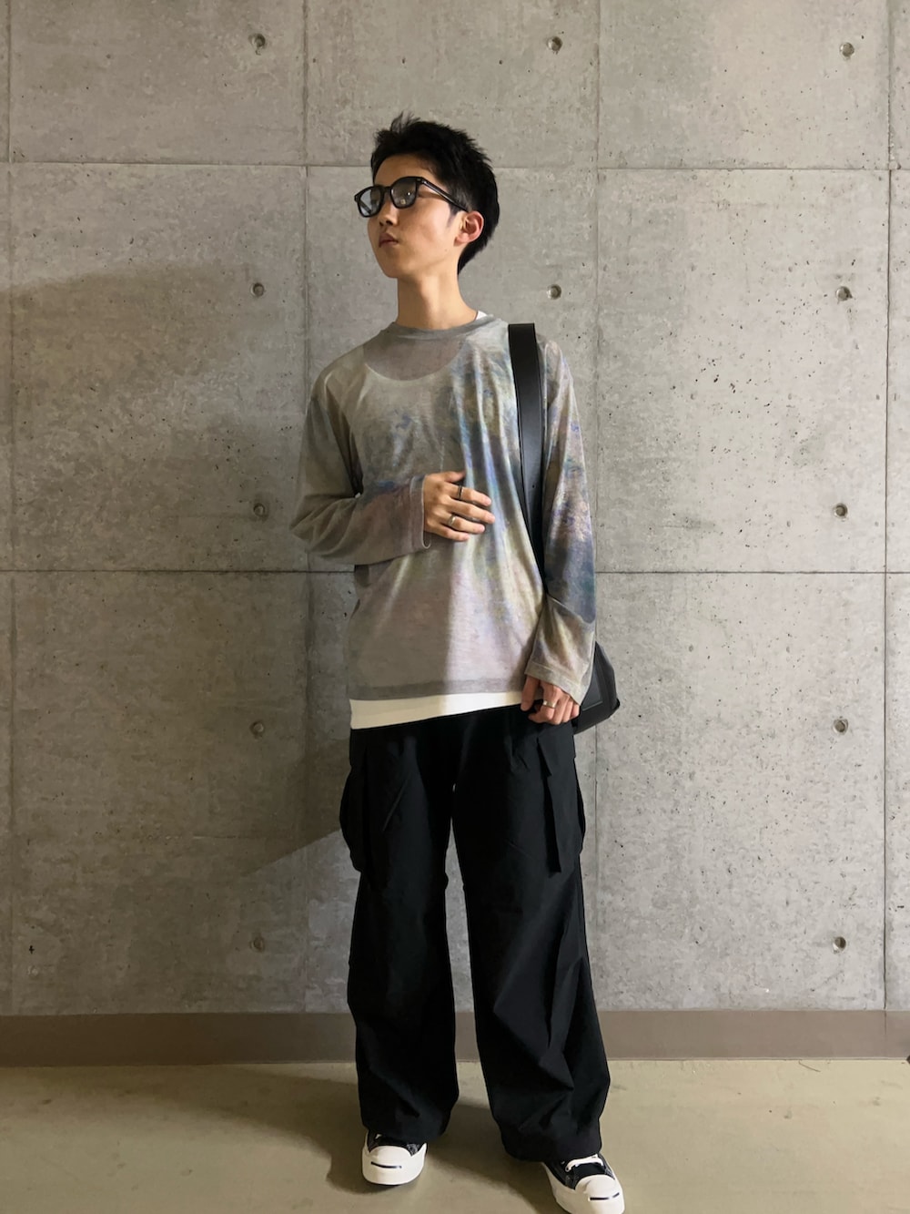 ブラック系のショルダーバッグ、ホワイト系のタンクトップ、ピンク系のTシャツ/カットソーを着用したメンズの夏コーディネートの2枚目の写真
