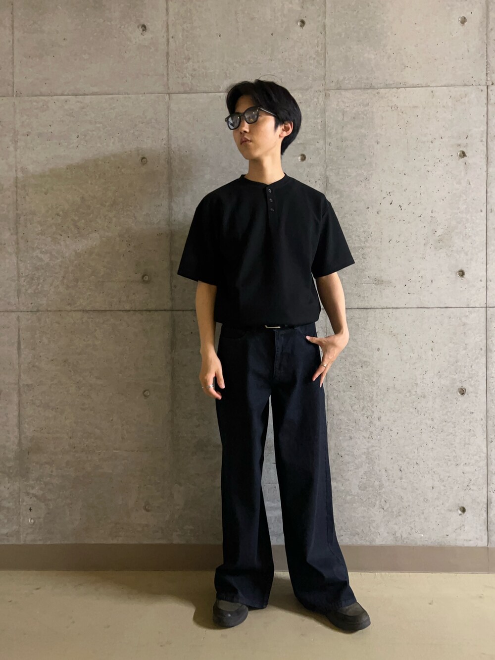 ブラック系のTシャツ/カットソー、ブルー系のデニムパンツ、ブルー系のサングラスを着用したメンズの夏コーディネートの2枚目の写真