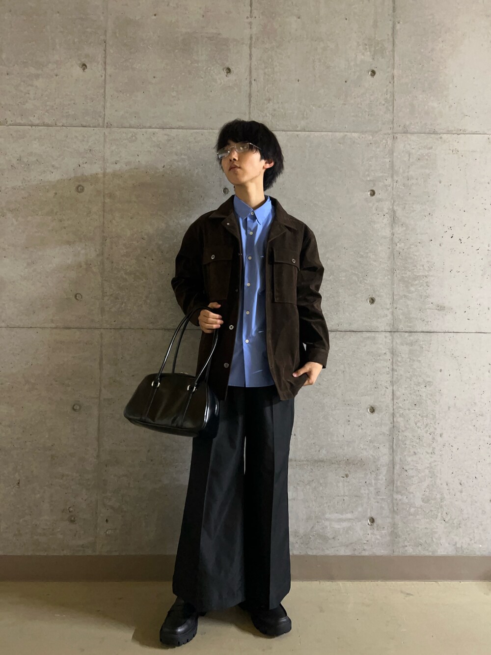 ブラック系のローファー、ブラック系のボストンバッグ、ブラウン系のその他アウターを着用したメンズの秋コーディネートの3枚目の写真