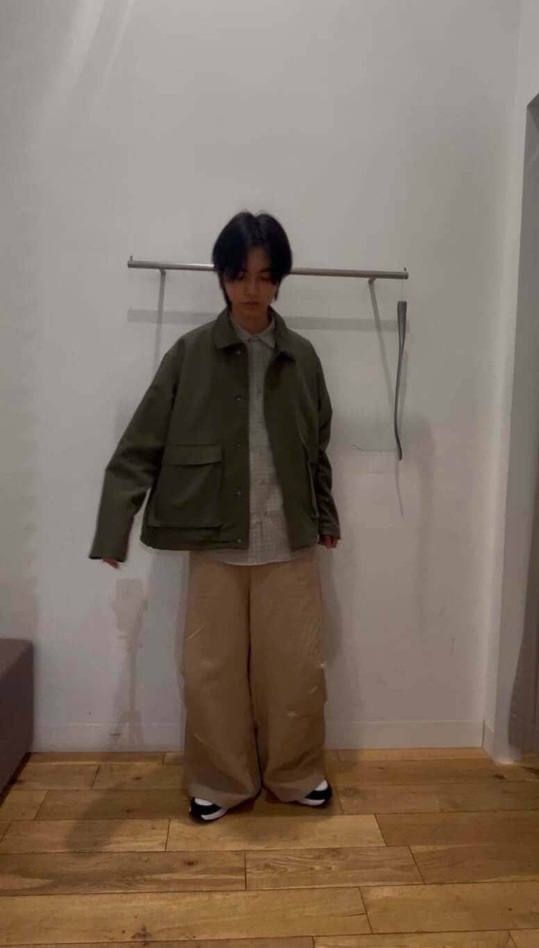 ホワイト系のスニーカー、グリーン系のブルゾン、ベージュ系のシャツ/ブラウスを着用したメンズの冬コーディネートの3枚目の写真