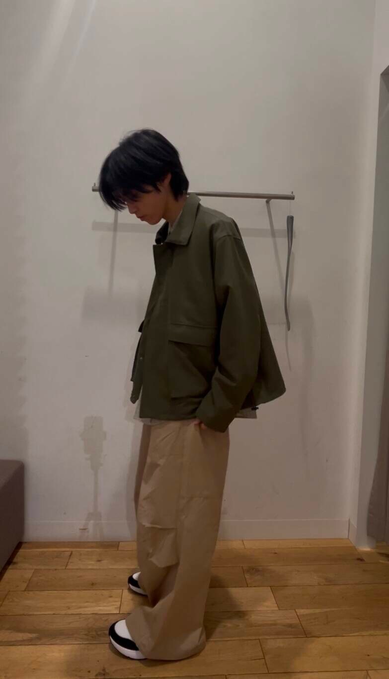 ホワイト系のスニーカー、グリーン系のブルゾン、ベージュ系のシャツ/ブラウスを着用したメンズの冬コーディネートの6枚目の写真