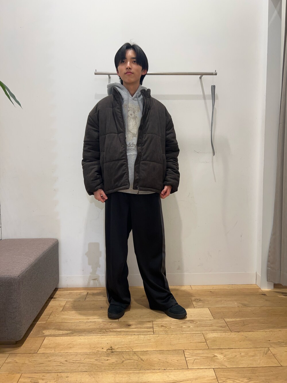 グレー系のスウェット、グレー系のダウンジャケット/コート、ブラック系のその他パンツを着用したメンズの冬コーディネートの2枚目の写真