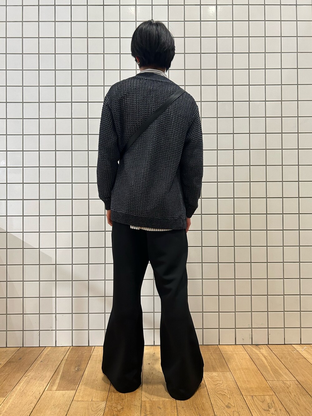 ブラック系のカーディガン/ボレロ、ブラック系のスラックス、その他のシャツ/ブラウスを着用したメンズの春コーディネートの4枚目の写真