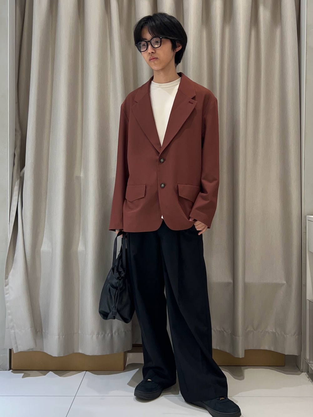 ブラウン系のその他アウター、ベージュ系のTシャツ/カットソー、その他のメガネを着用したメンズの秋コーディネートの2枚目の写真