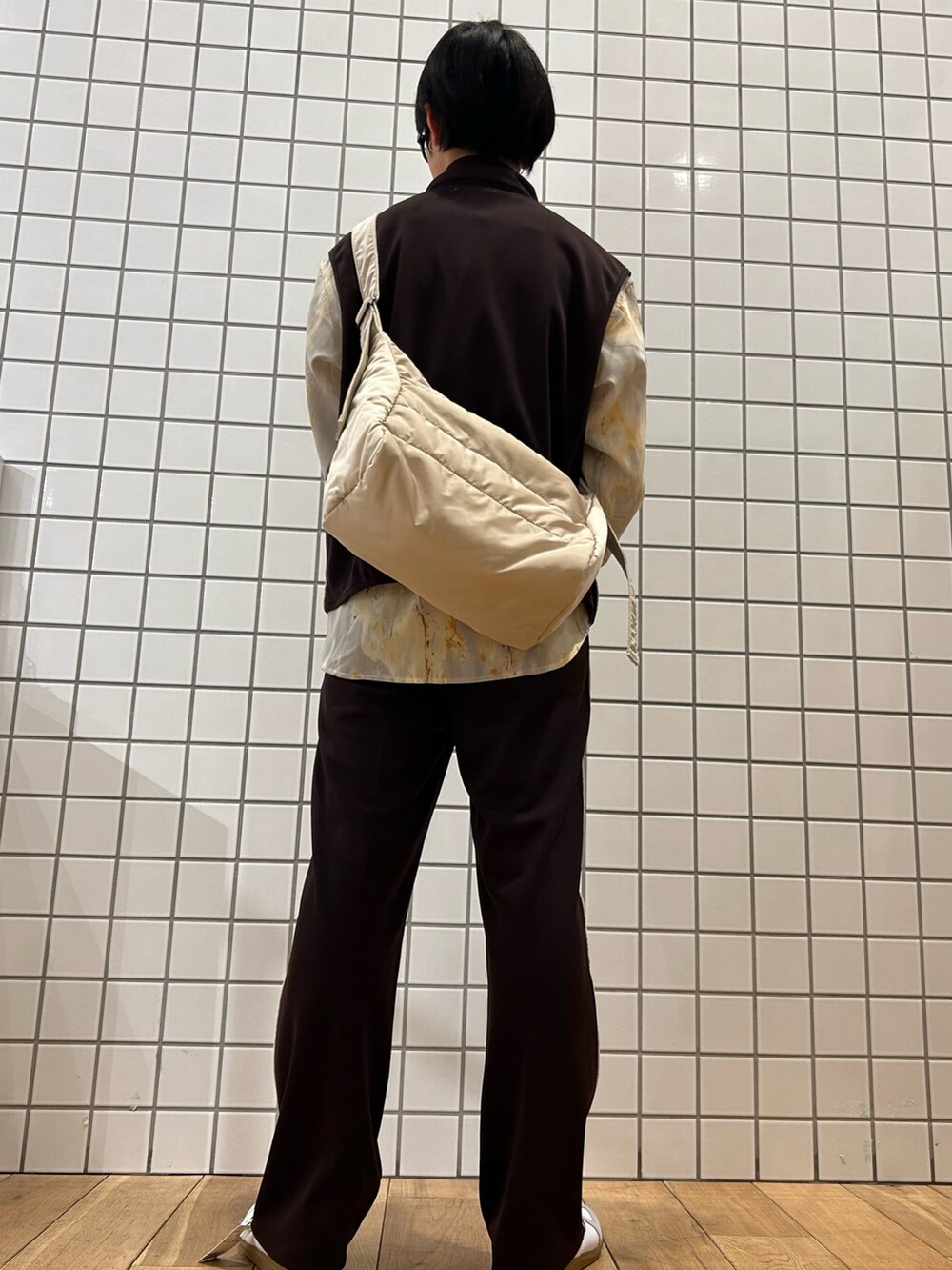 その他のシャツ/ブラウス、ベージュ系のショルダーバッグ、ブラウン系のその他パンツを着用したメンズの春コーディネートの8枚目の写真