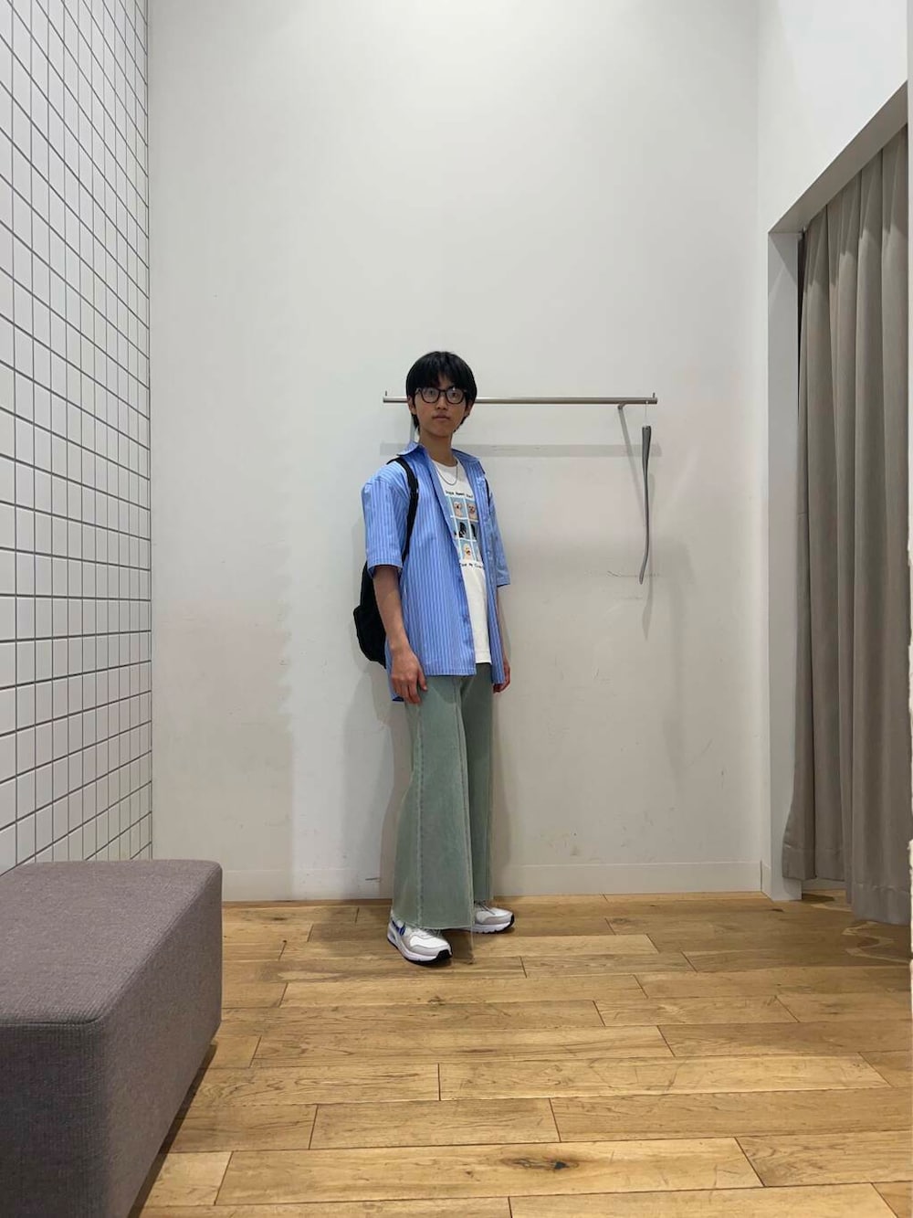 ホワイト系のTシャツ/カットソー、ブルー系のシャツ/ブラウス、ブルー系のデニムパンツを着用したメンズの春コーディネートの4枚目の写真