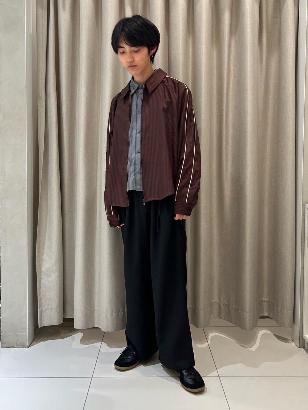 オレンジ系のシャツ/ブラウス、ブラック系のシャツ/ブラウス、ブラック系のその他パンツを着用したメンズの秋コーディネートの3枚目の写真