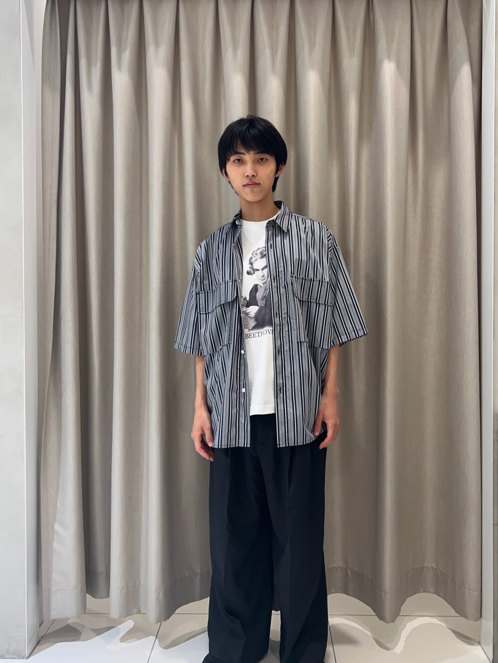 ホワイト系のTシャツ/カットソー、その他のシャツ/ブラウス、ブラック系のその他パンツを着用したメンズの夏コーディネートの2枚目の写真