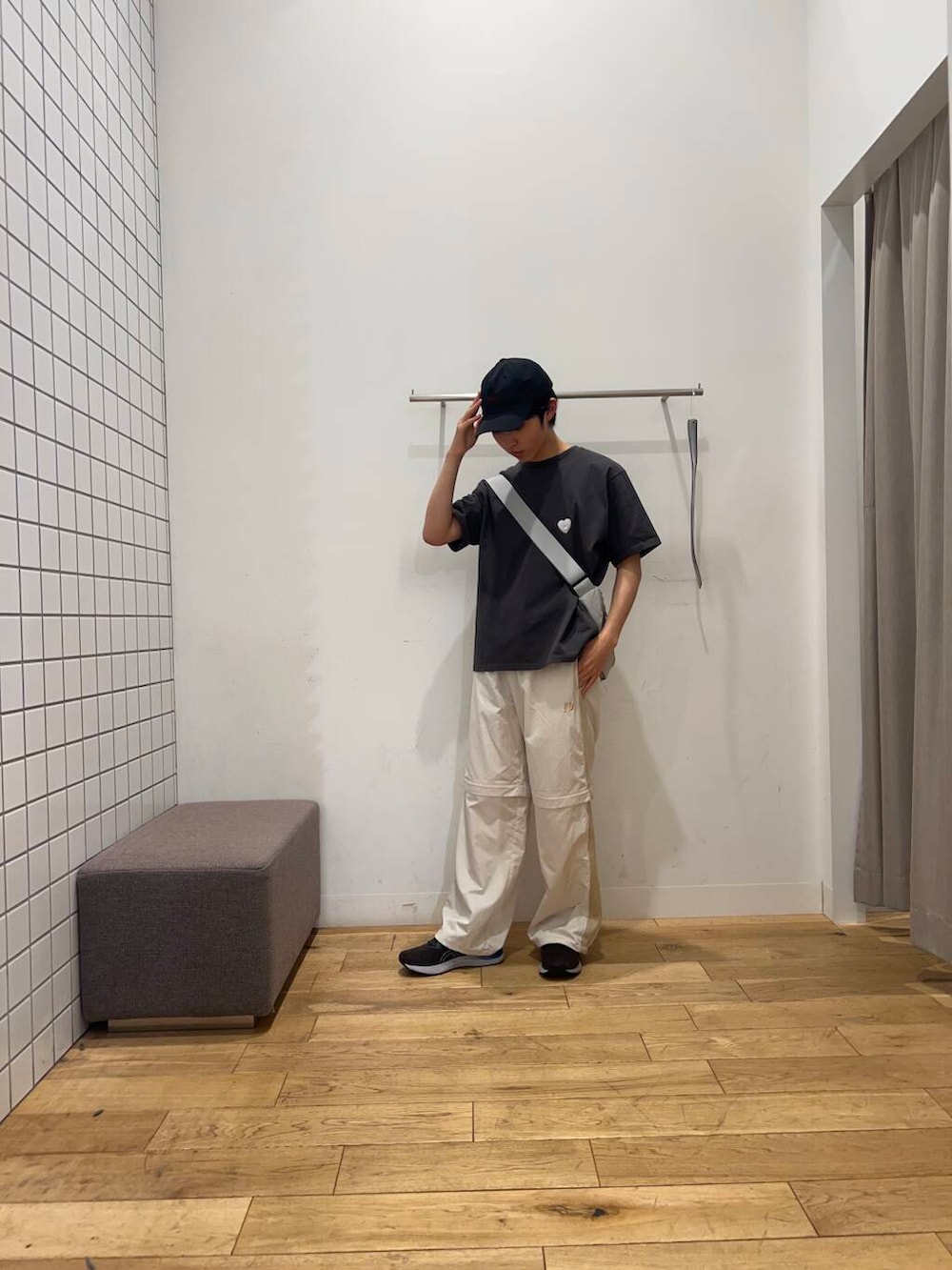 グレー系のTシャツ/カットソー、ベージュ系のその他パンツ、ブラック系のキャップを着用したメンズの春コーディネートの5枚目の写真