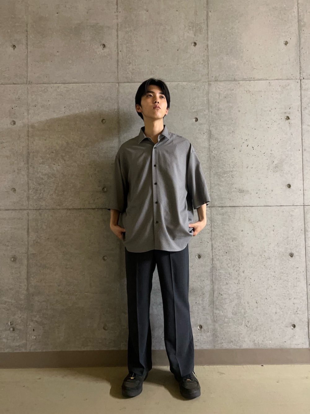 グレー系のその他パンツ、ホワイト系のシャツ/ブラウスを着用したメンズの春コーディネートの2枚目の写真