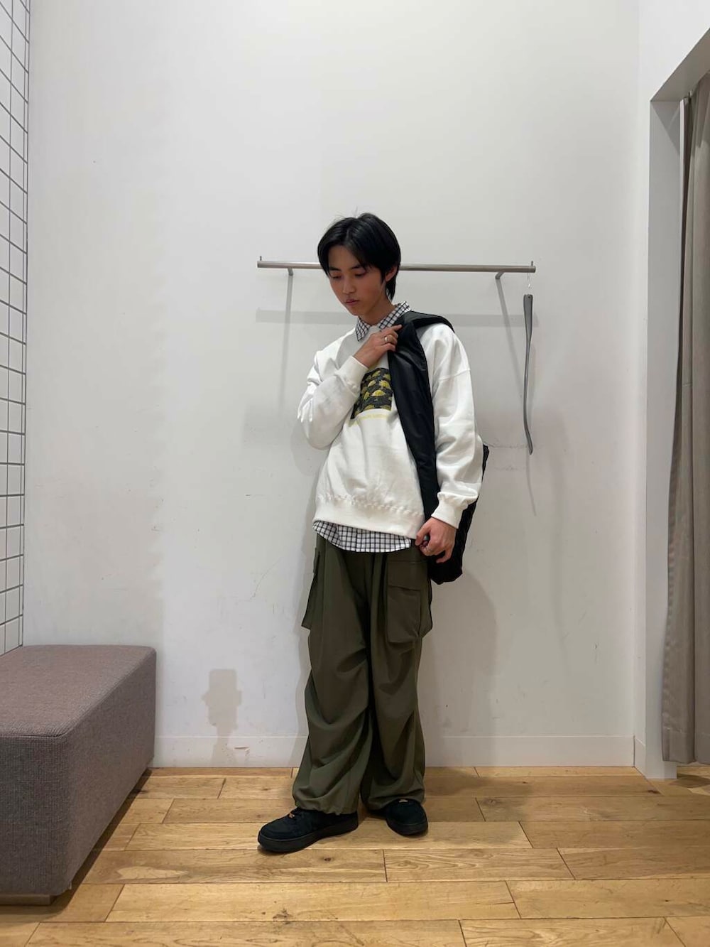 ブラック系のショルダーバッグ、グリーン系のその他パンツ、ホワイト系のシャツ/ブラウスを着用したメンズの春コーディネートの2枚目の写真