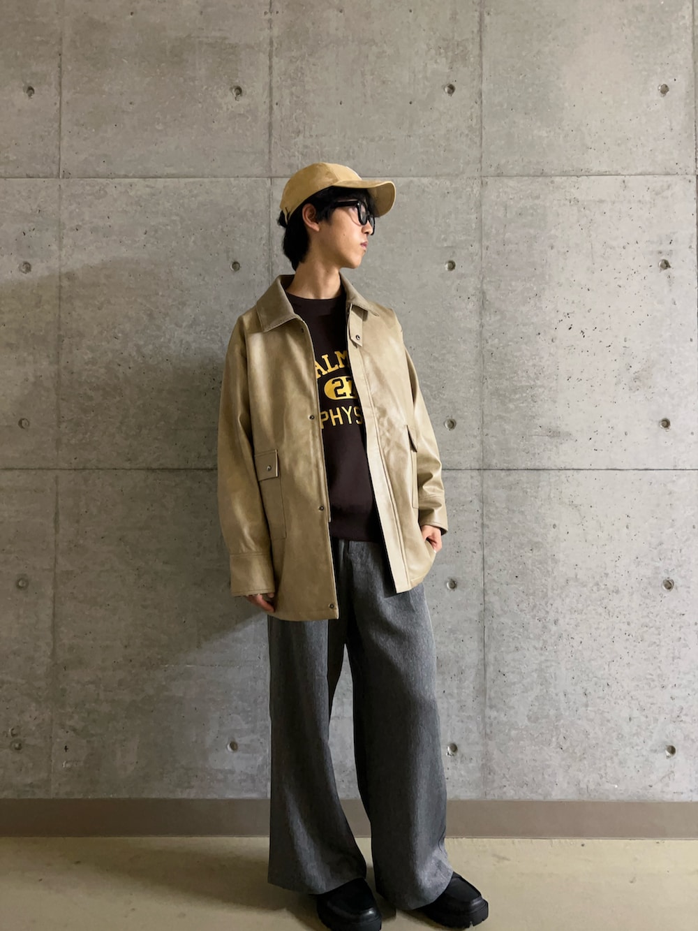 ベージュ系のその他アウター、ブラウン系のニット/セーター、グリーン系のその他パンツを着用したメンズの秋コーディネートの3枚目の写真