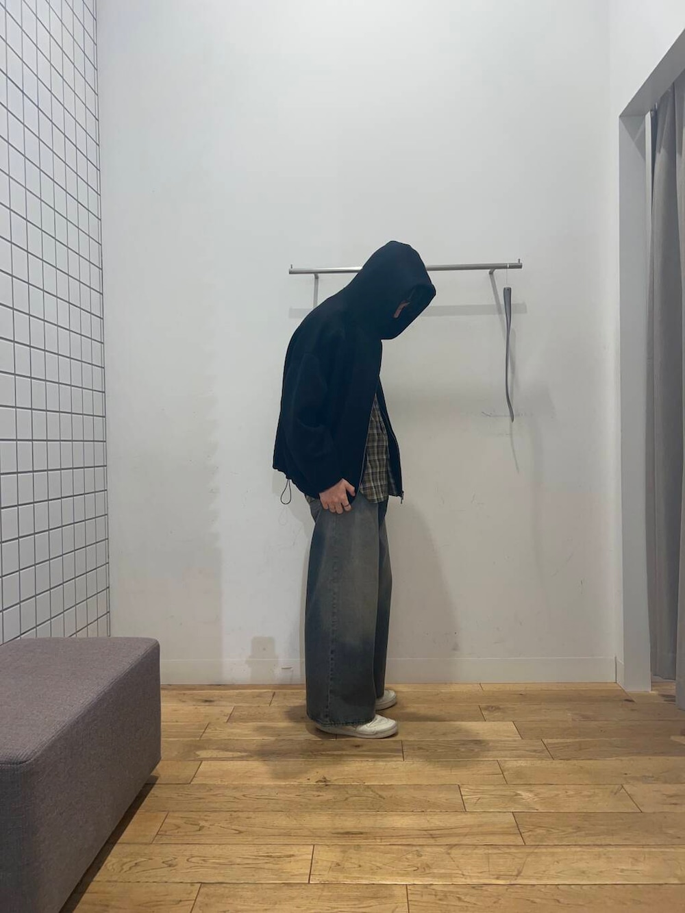 ブラック系のパーカー、ブルー系のデニムパンツ、ベージュ系のシャツ/ブラウスを着用したメンズの春コーディネートの5枚目の写真