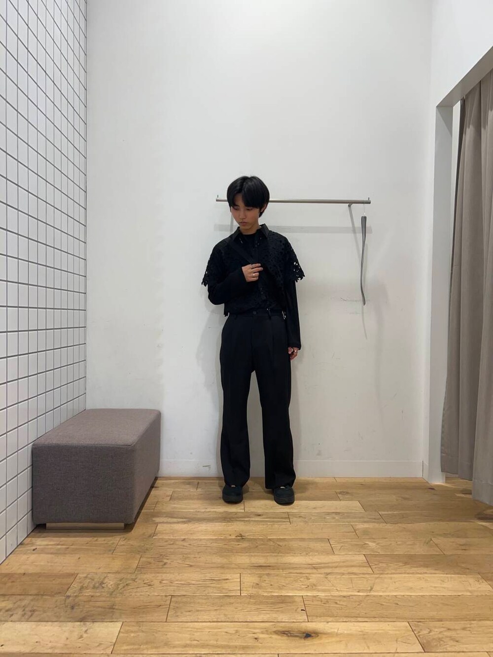 ブラック系のTシャツ/カットソー、ブラック系のショルダーバッグ、ブラック系のシャツ/ブラウスを着用したメンズの春コーディネートの2枚目の写真