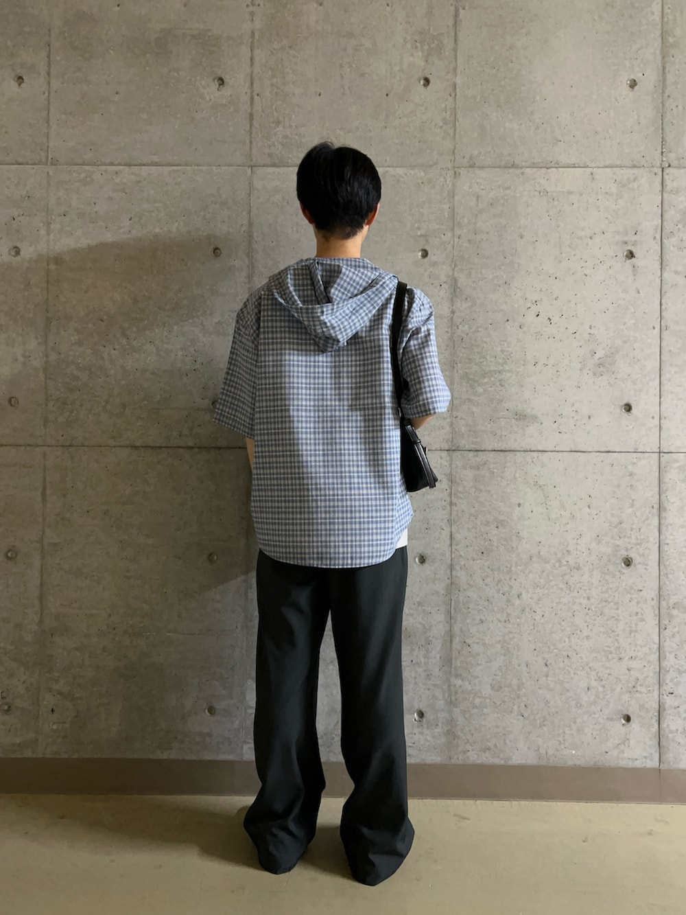グレー系のその他パンツ、ホワイト系のタンクトップ、ブラック系のショルダーバッグを着用したメンズの春コーディネートの3枚目の写真