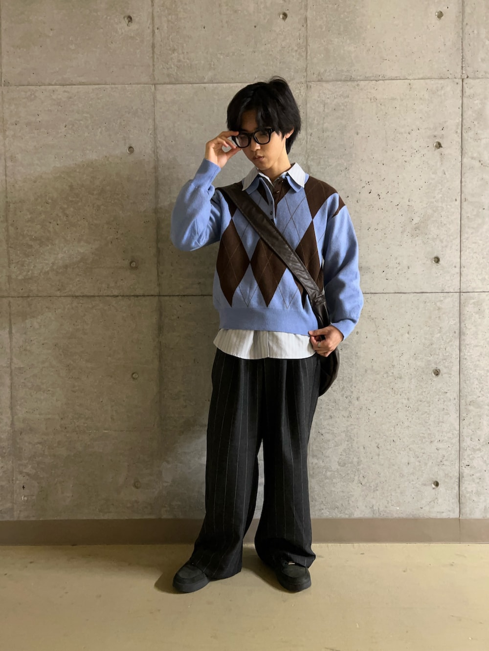 ブルー系のシャツ/ブラウス、ブルー系のニット/セーター、ブラック系のその他パンツを着用したメンズの秋コーディネートの3枚目の写真