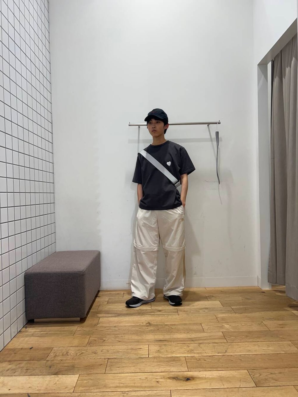 グレー系のTシャツ/カットソー、ベージュ系のその他パンツ、ブラック系のキャップを着用したメンズの春コーディネートの4枚目の写真